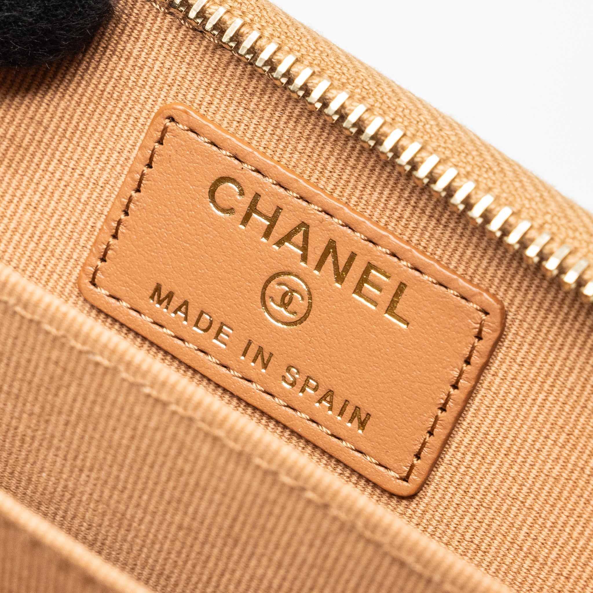 CHANEL 19 ZIP CARD HOLDER LAMBSKIN BEIGE GHW (MICROCHIP)