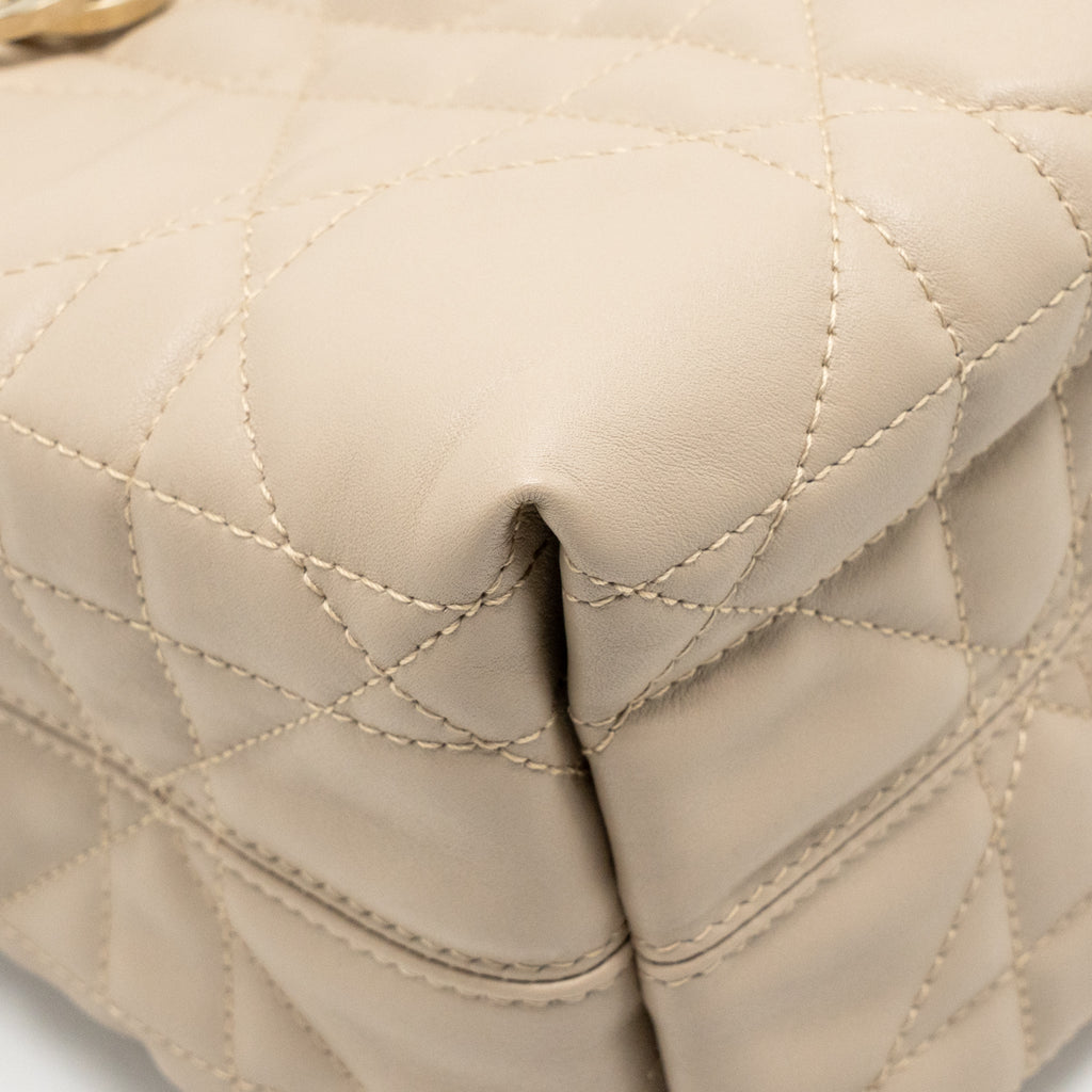 DIOR SMALL DIOR TOUJOURS VERTICAL TOTE BAG MACROCANNAGE CALFSKIN POWDER BEIGE LGHW