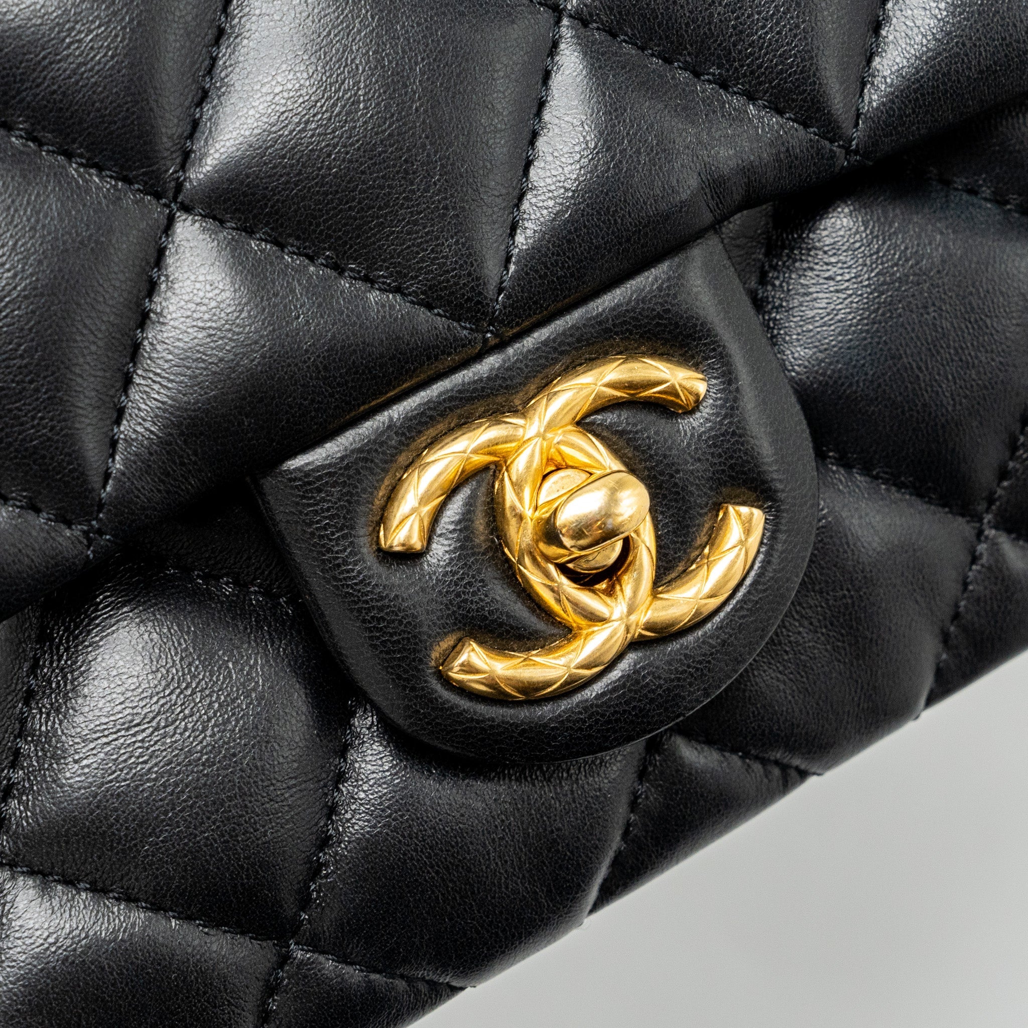 CHANEL 22K GOLD PILLAR ADJUSTABLE CHAIN FLAP BAG LAMBSKIN BLACK BRUSHED GHW (MICROCHIP)