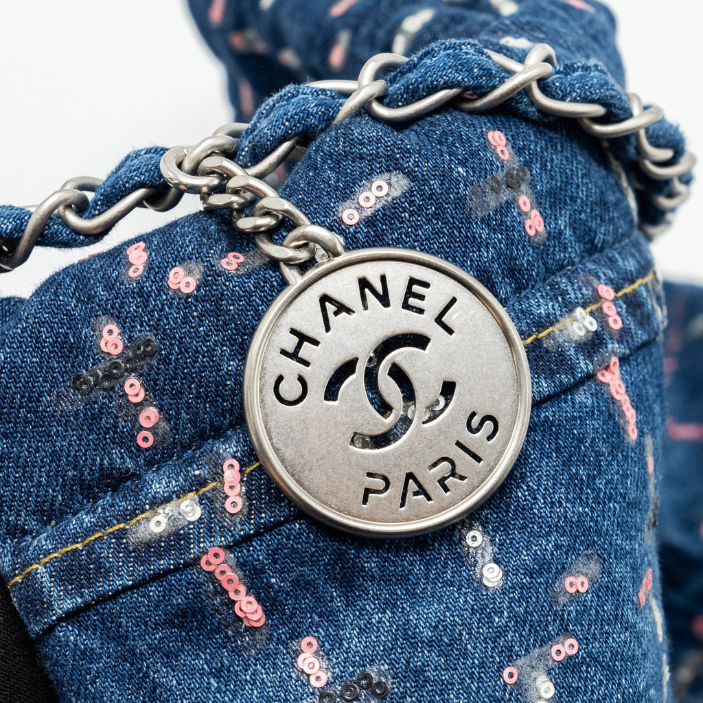 CHANEL MEDIUM 22 BAG LIMITED EDITION DENIM BLUE/MULTICOLOUR SHW (MICROCHIP)