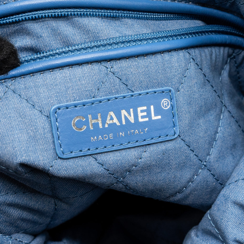 CHANEL MEDIUM 22 BAG LIMITED EDITION DENIM BLUE/MULTICOLOUR SHW (MICROCHIP)