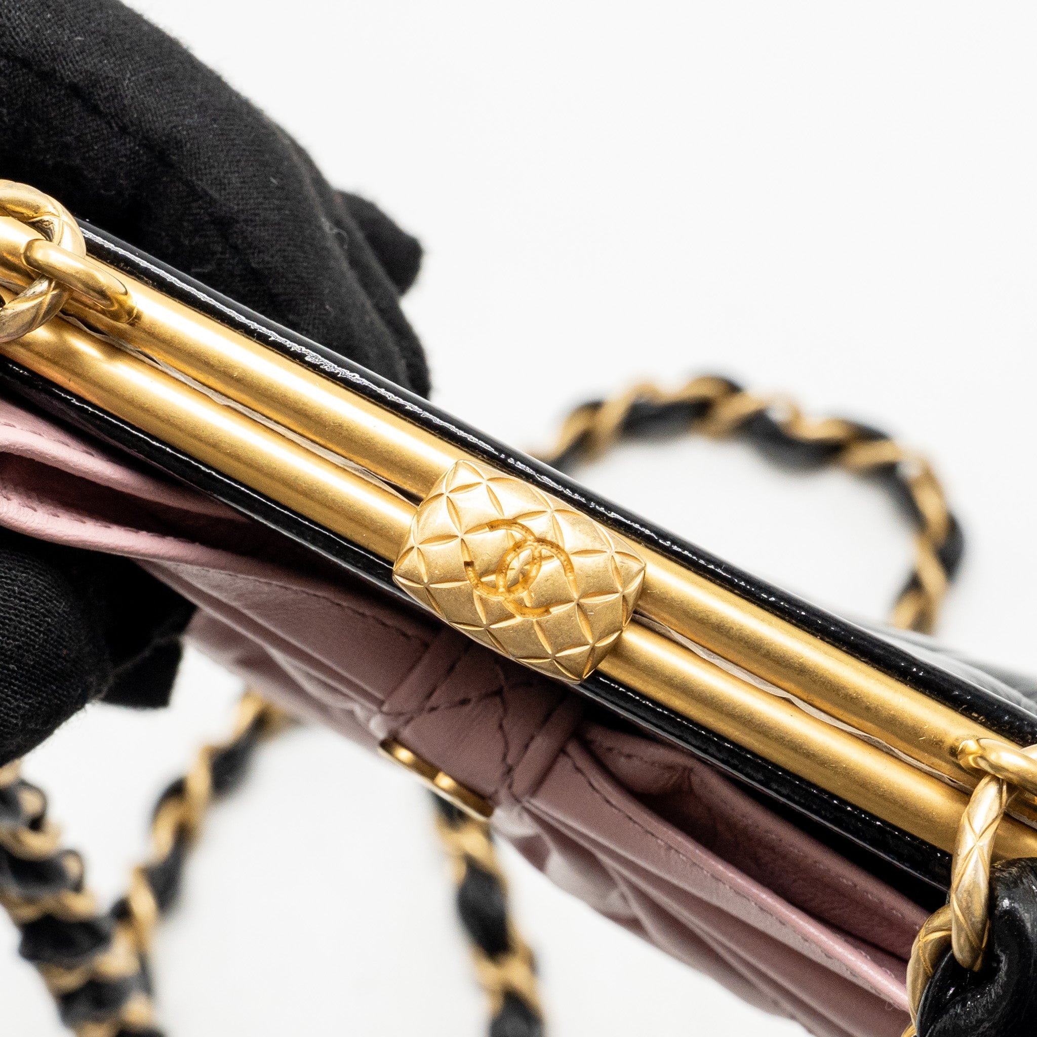 CHANEL 24A BOW KNOT CLUTCH WITH CHAIN PATENT CRUMPLED LAMBSKIN / SHINY LAMBSKIN BLACK / PINK GHW (MICROCHIP)