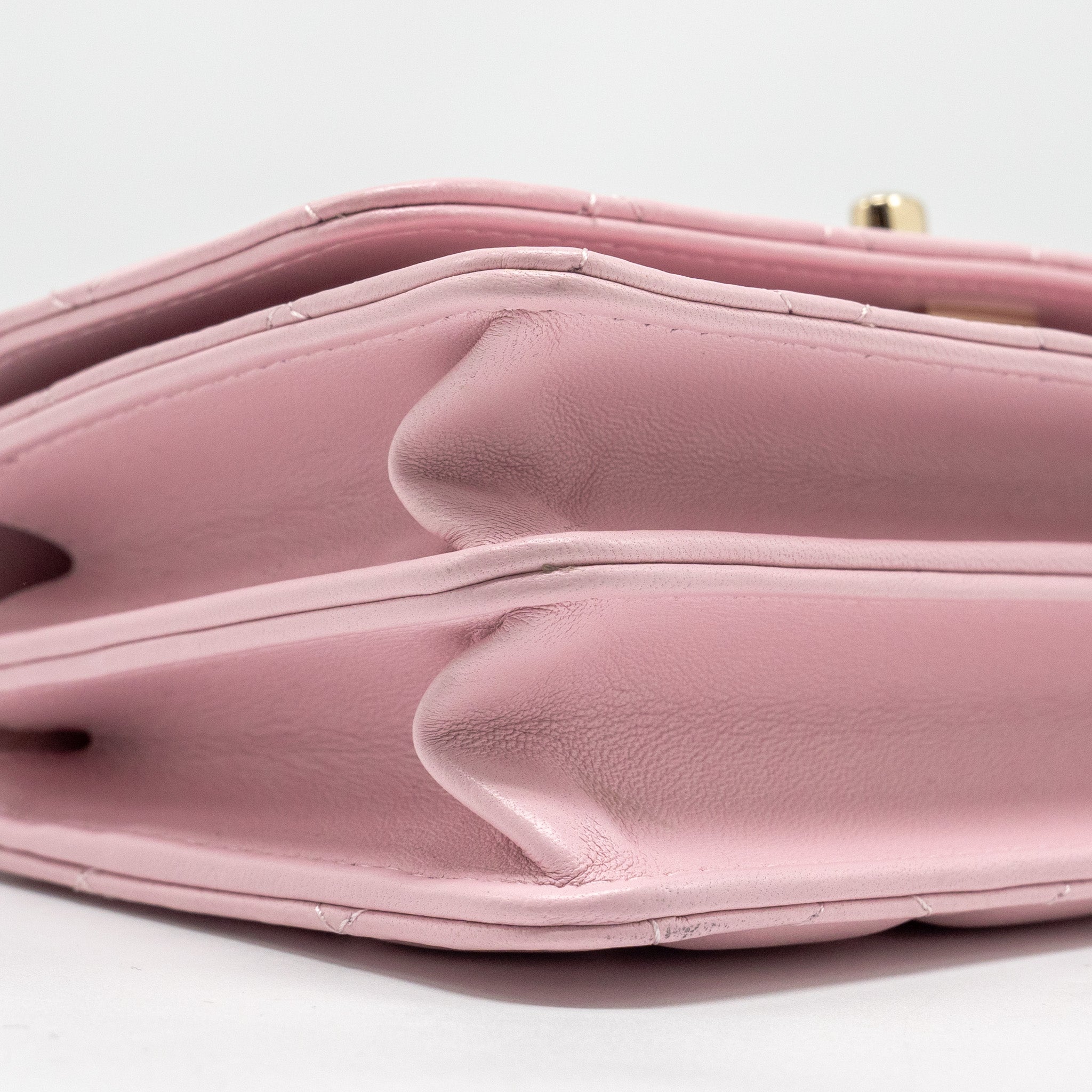 CHANEL PEARL DETAILED TOP HANDEL WALLET ON CHAIN LAMBSKIN PINK LGHW (MICROCHIP)