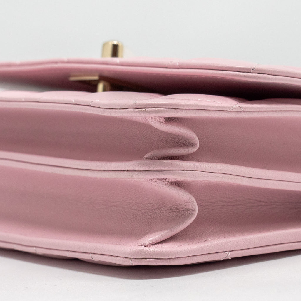 CHANEL PEARL DETAILED TOP HANDEL WALLET ON CHAIN LAMBSKIN PINK LGHW (MICROCHIP)