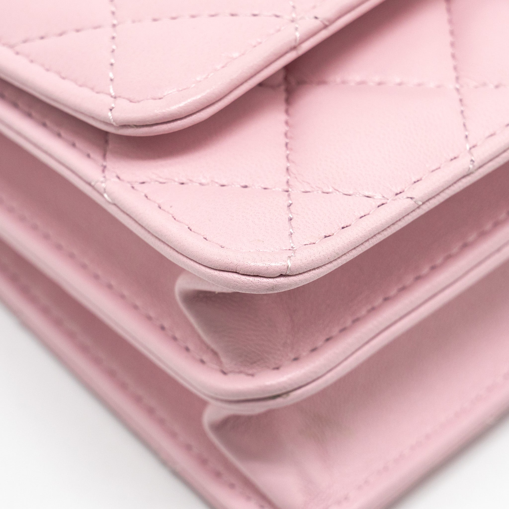 CHANEL PEARL DETAILED TOP HANDEL WALLET ON CHAIN LAMBSKIN PINK LGHW (MICROCHIP)