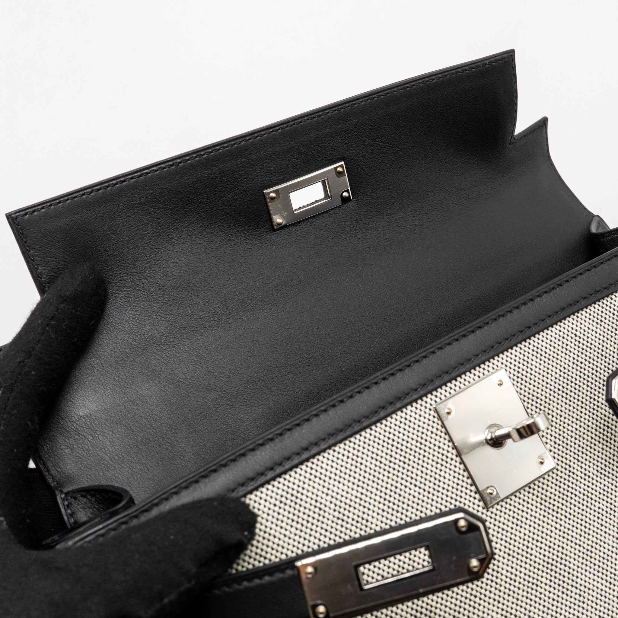 HERMES KELLY 28 SELLIER TOILE H / SWIFT ECRU - BLACK / BLACK SHW