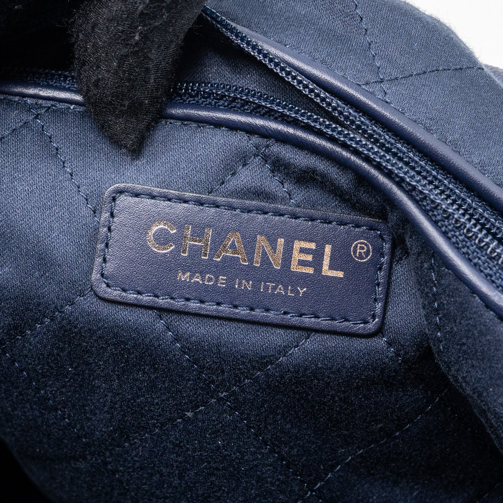 CHANEL SMALL 22 BAG SHINY CALFSKIN IRIDESCENT BLACK WITH BLACK HARDWARE(MICROCHIP)