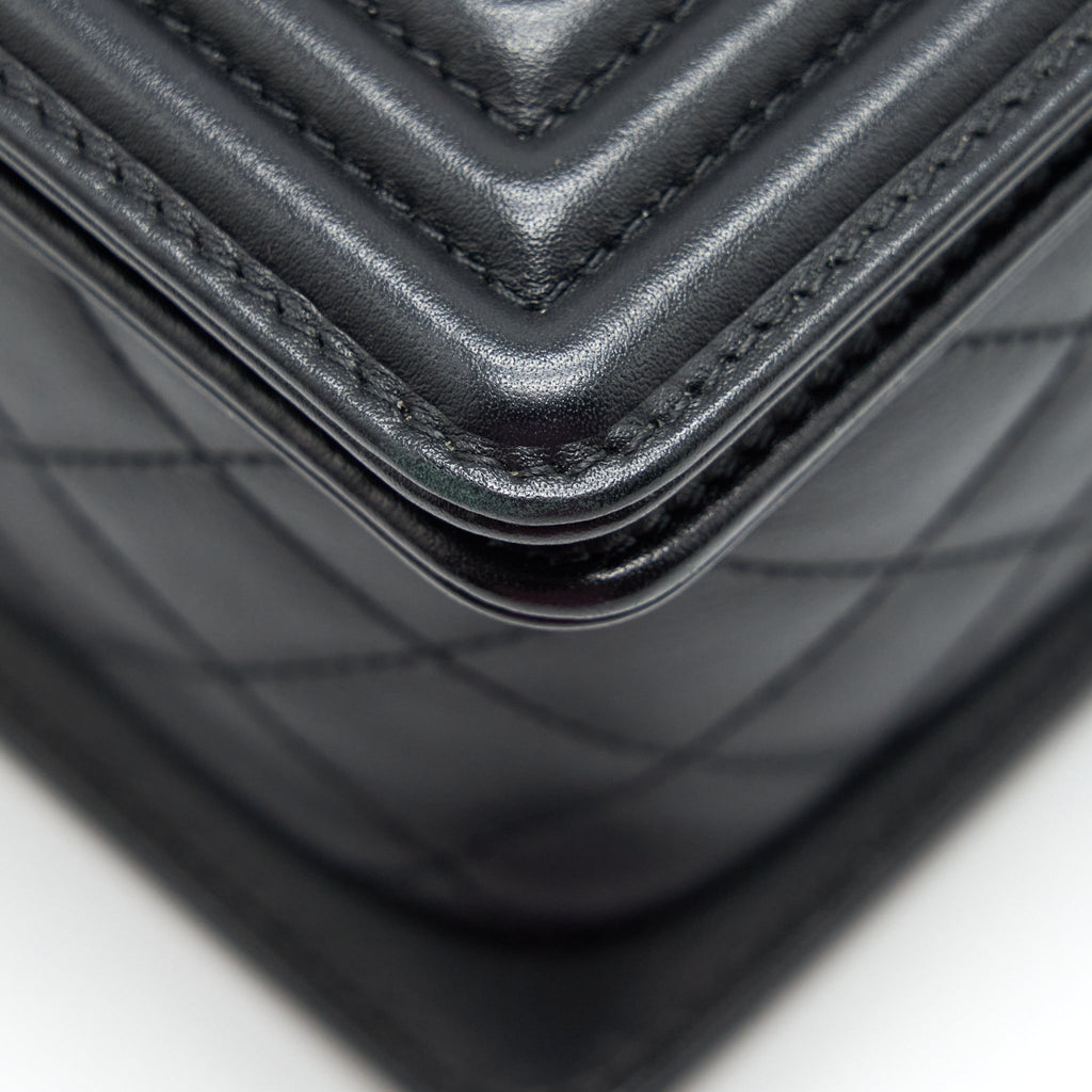 CHANEL MEDIUM BOY BAG QUILTED AND CHEVRON CALFSKIN BLACK SHW