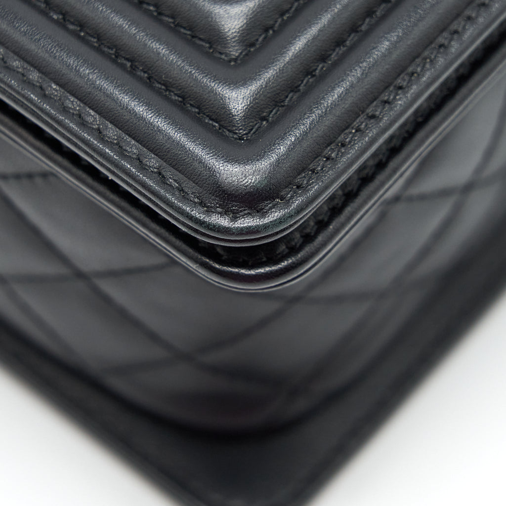 CHANEL MEDIUM BOY BAG QUILTED AND CHEVRON CALFSKIN BLACK SHW