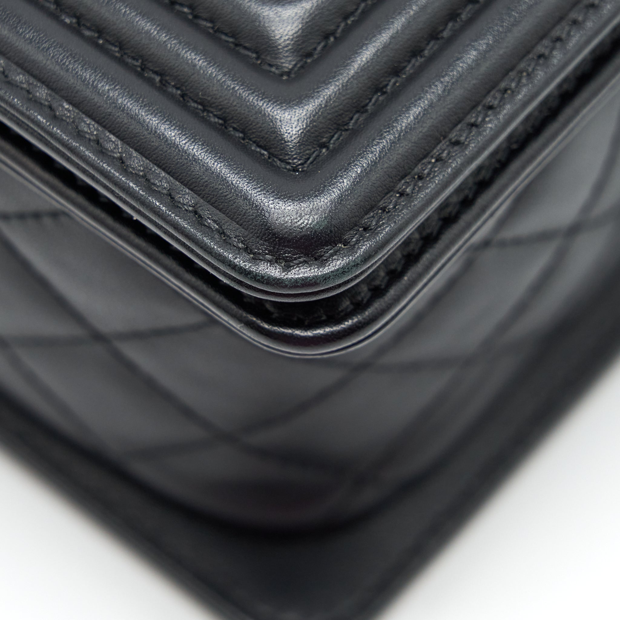 CHANEL MEDIUM BOY BAG QUILTED AND CHEVRON CALFSKIN BLACK SHW