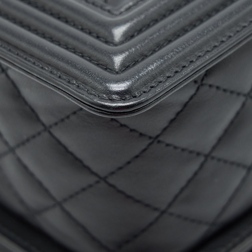CHANEL MEDIUM BOY BAG QUILTED AND CHEVRON CALFSKIN BLACK SHW