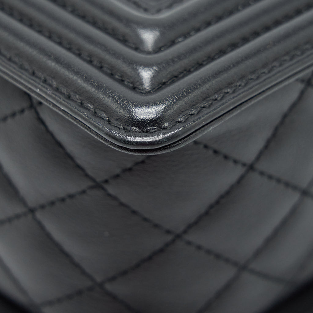 CHANEL MEDIUM BOY BAG QUILTED AND CHEVRON CALFSKIN BLACK SHW