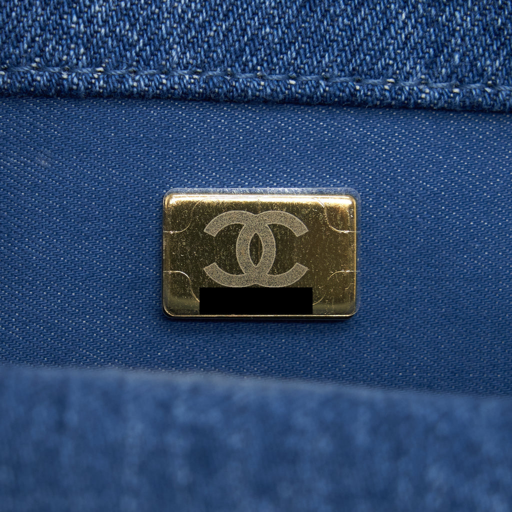 CHANEL 22P MULTICOLOR DENIM LOGO FLAP BAG 28CM BLUE GHW (MICROCHIP)