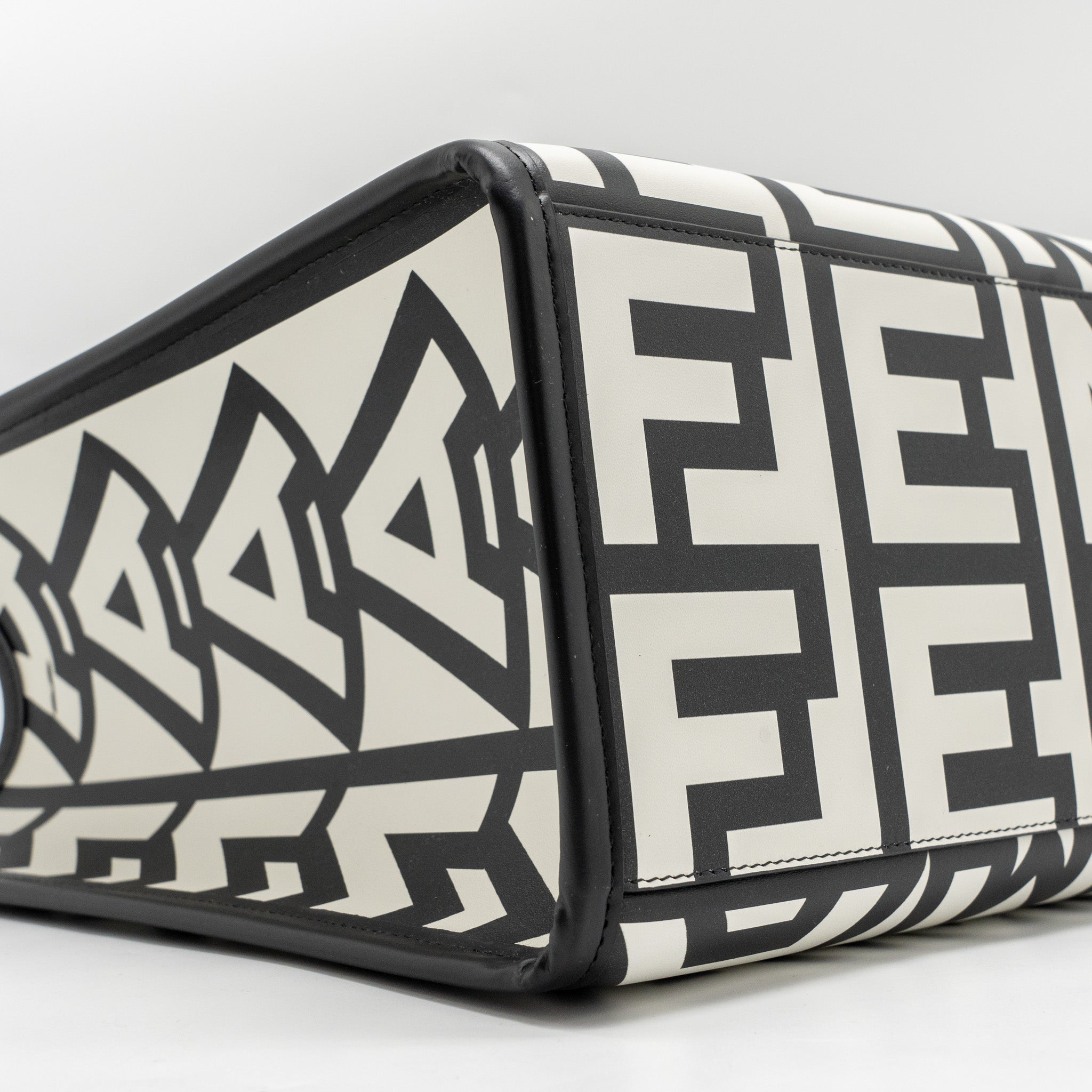 FENDI MEDIUM SUNSHINE ROMA SHOPPING BAG CALFSKIN BLACK/WHITE SHW