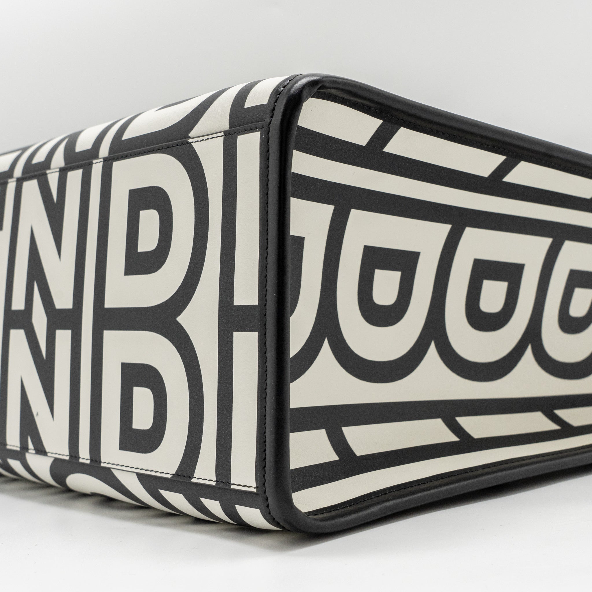 FENDI MEDIUM SUNSHINE ROMA SHOPPING BAG CALFSKIN BLACK/WHITE SHW