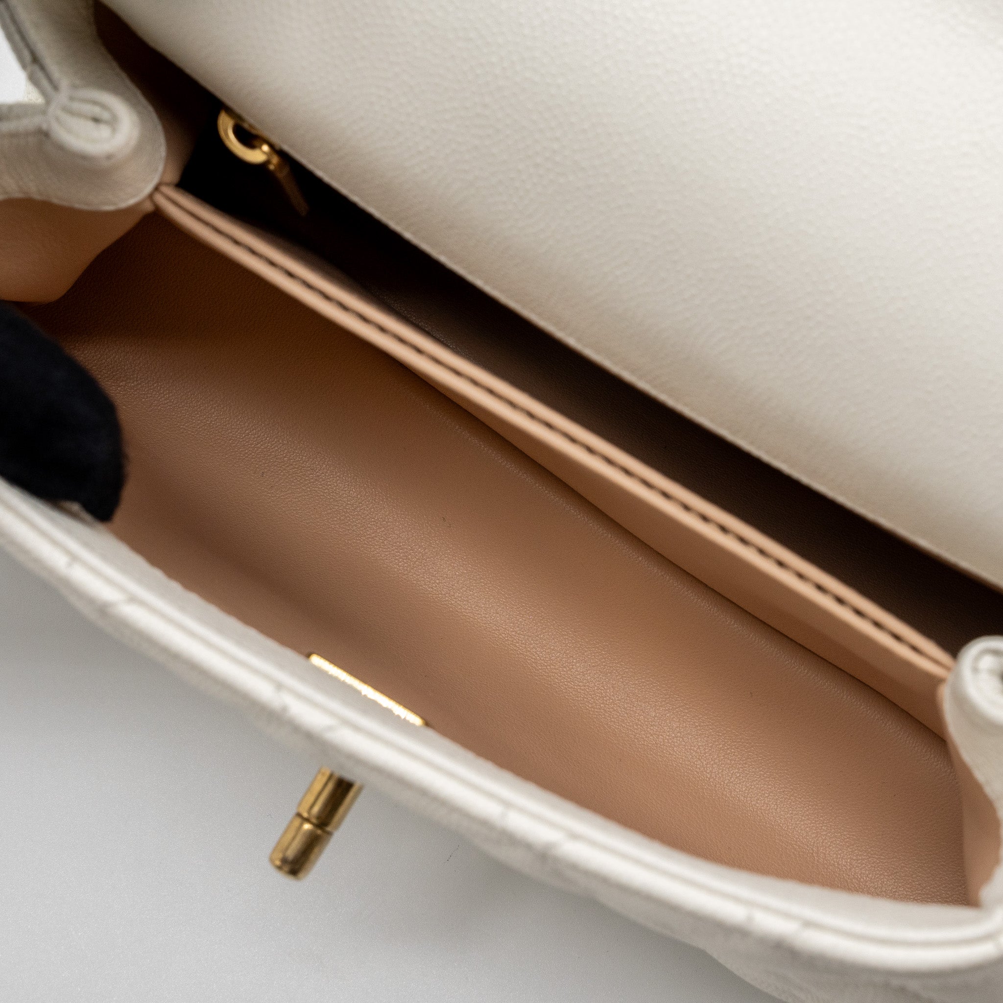 CHANEL 23P DETAILED TOP HANDLE SMALL COCO HANDLE CAVIAR WHITE GHW (MICROCHIP )