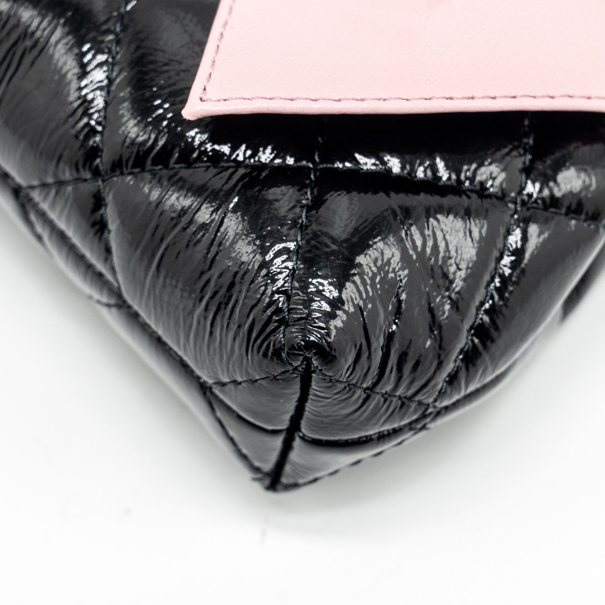CHANEL 24A BOWKNOT CLUTCH WITH CHAIN PATENT CRUMPLED LAMBSKIN/SHINY LAMBSKIN BLACK/PINK GHW (MICROCHIP)