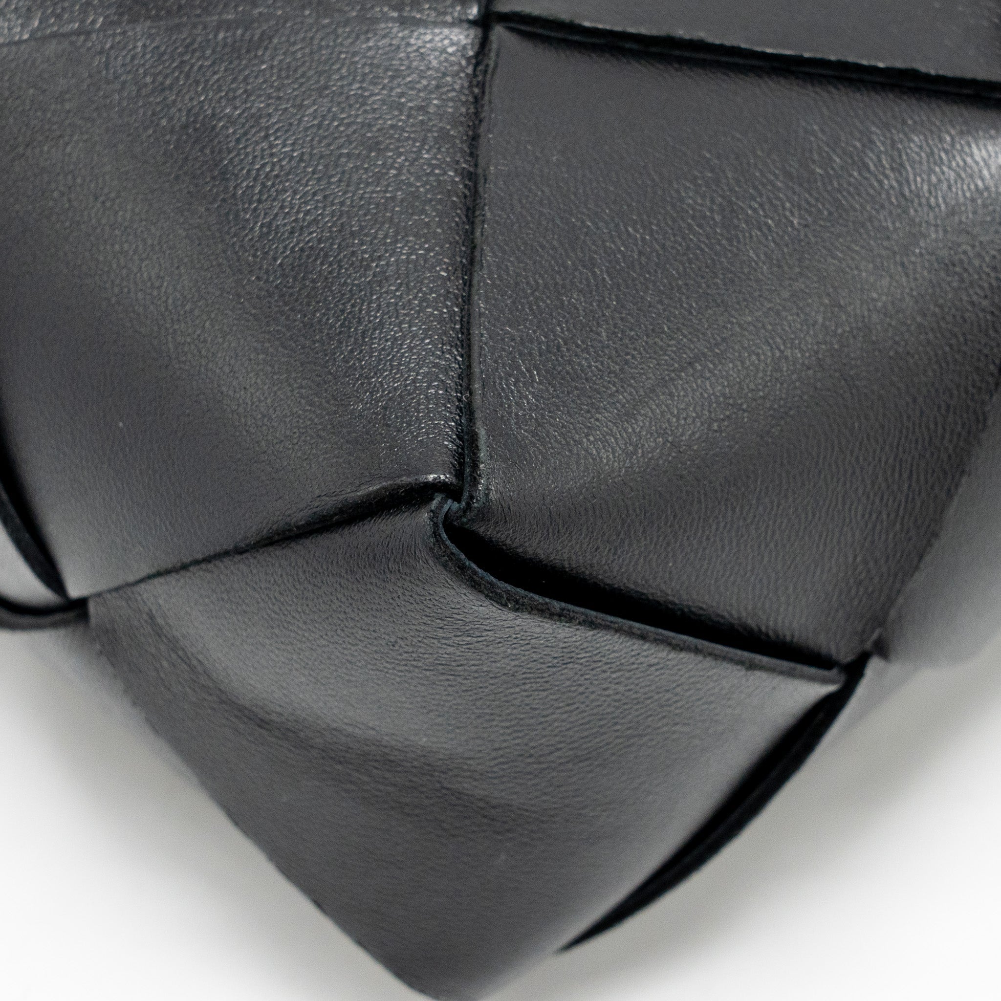 BOTTEGA VENETA CASSETTE CAMERA BAG SMOOTH INTRECCIO LEATHER BLACK GHW