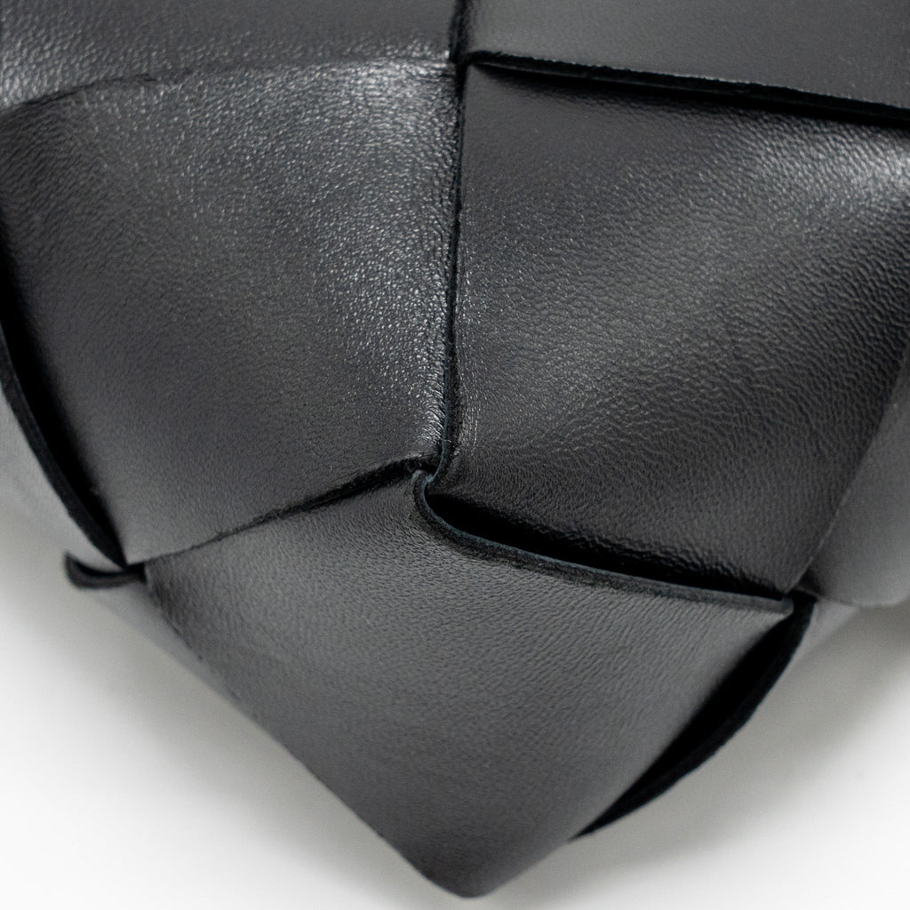BOTTEGA VENETA CASSETTE CAMERA BAG SMOOTH INTRECCIO LEATHER BLACK GHW