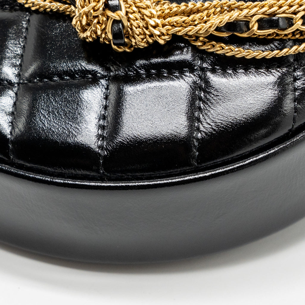 CHANEL 21A ROUND CLUTCH WITH DETAIL CHAIN CALFSKIN BLACK GHW(MICROCHIP)