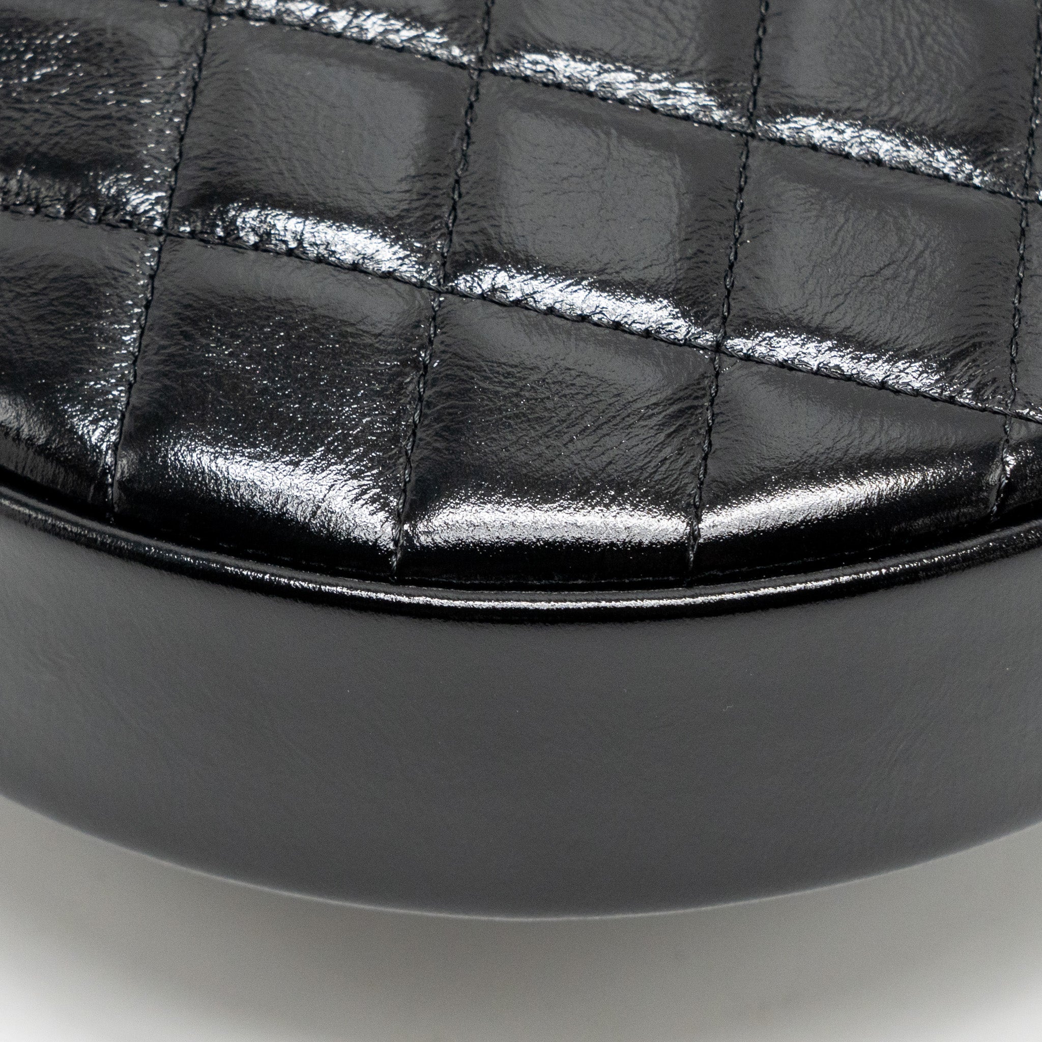CHANEL 21A ROUND CLUTCH WITH DETAIL CHAIN CALFSKIN BLACK GHW(MICROCHIP)