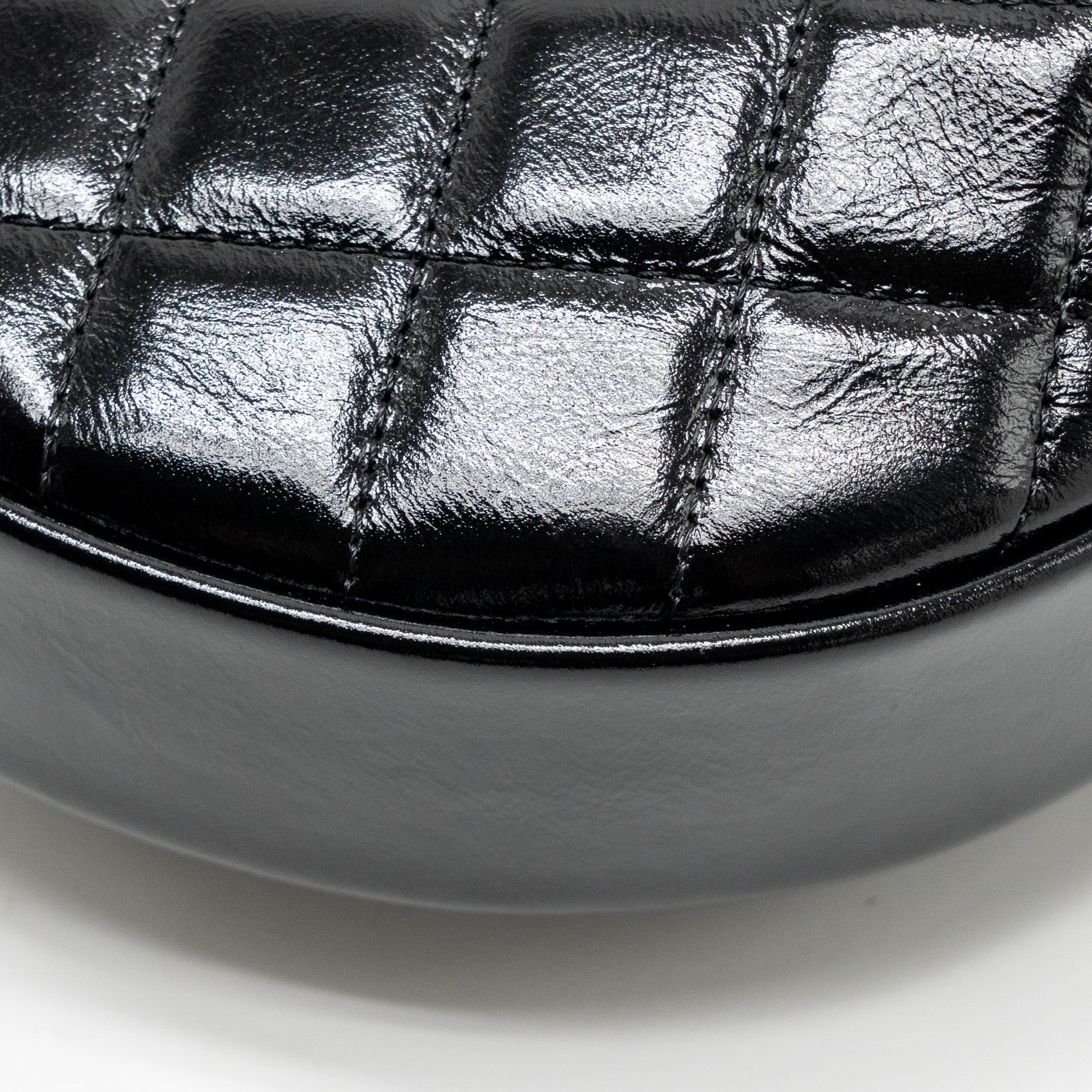 CHANEL 21A ROUND CLUTCH WITH DETAIL CHAIN CALFSKIN BLACK GHW(MICROCHIP)
