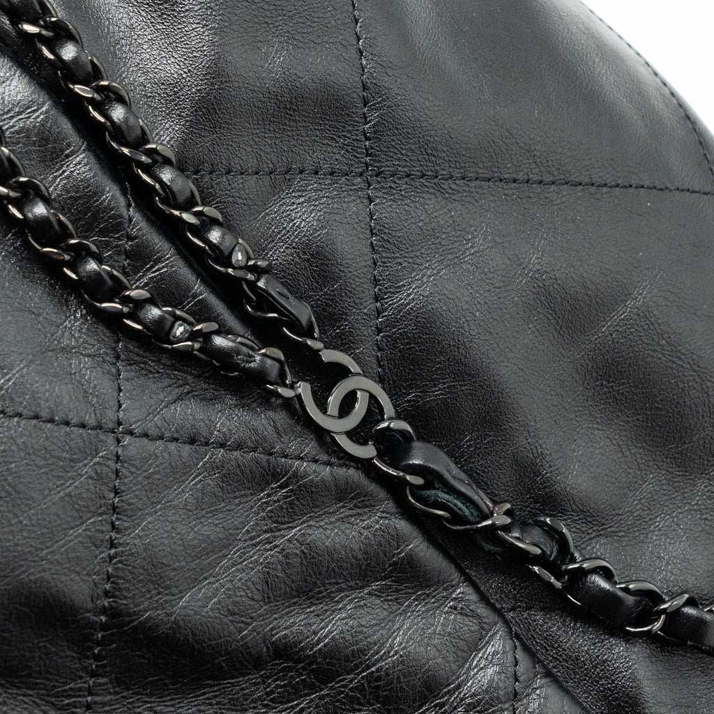 CHANEL 22 BACKPACK CALFSKIN SO BLACK / BLACK HARDWARE (MICROCHIP)