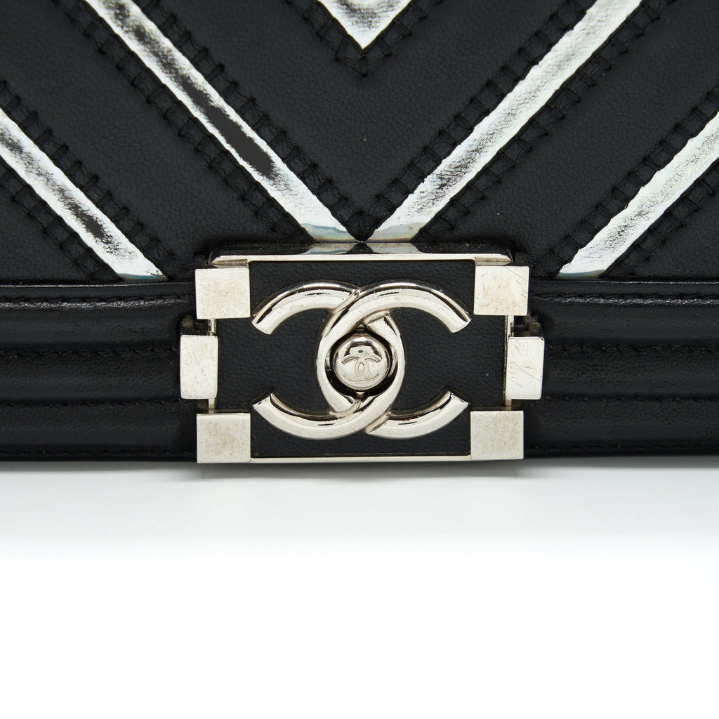 CHANEL MEDIUM BOY CHEVRON LAMBSKIN BLACK/SILVER SHW