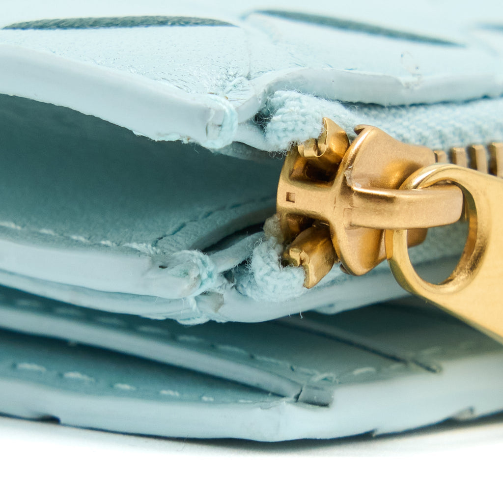 BOTTEGA VENETA BI-FOLD ZIP WALLET LAMBSKIN LIGHT BLUE GHW