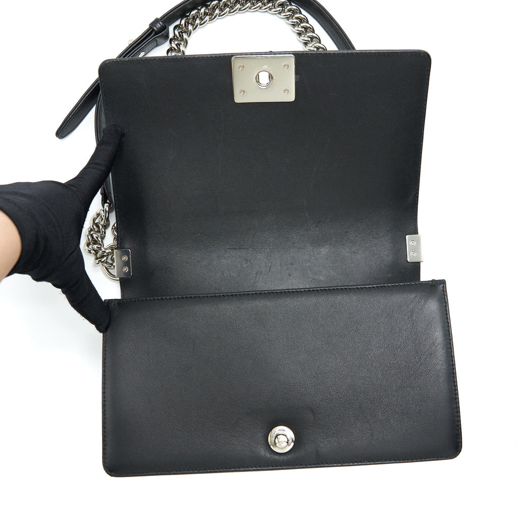 CHANEL MEDIUM BOY CHEVRON LAMBSKIN BLACK/SILVER SHW