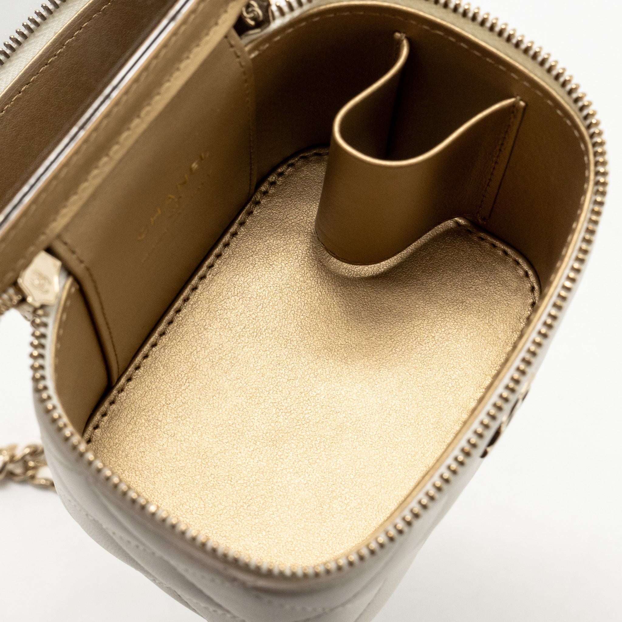 CHANEL PEARL CRUSH MINI VANITY WITH CHAIN LAMBSKIN WHITE LGHW (MICROCHIP)