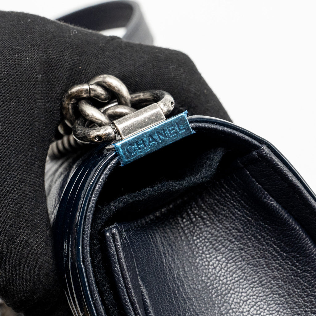 CHANEL MEDIUM BOY BAG GRAINED CALFSKIN NAVY RUTHENIUM HARDWARE