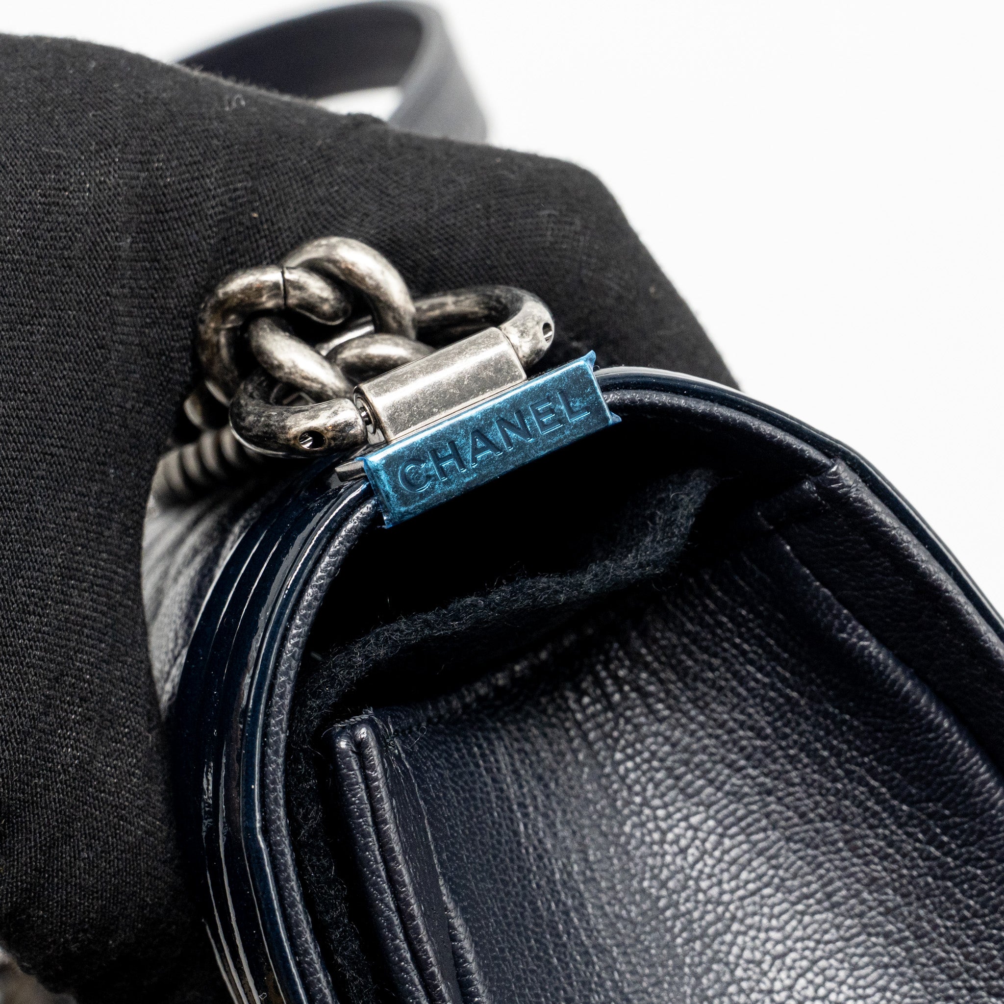 CHANEL MEDIUM BOY BAG GRAINED CALFSKIN NAVY RUTHENIUM HARDWARE