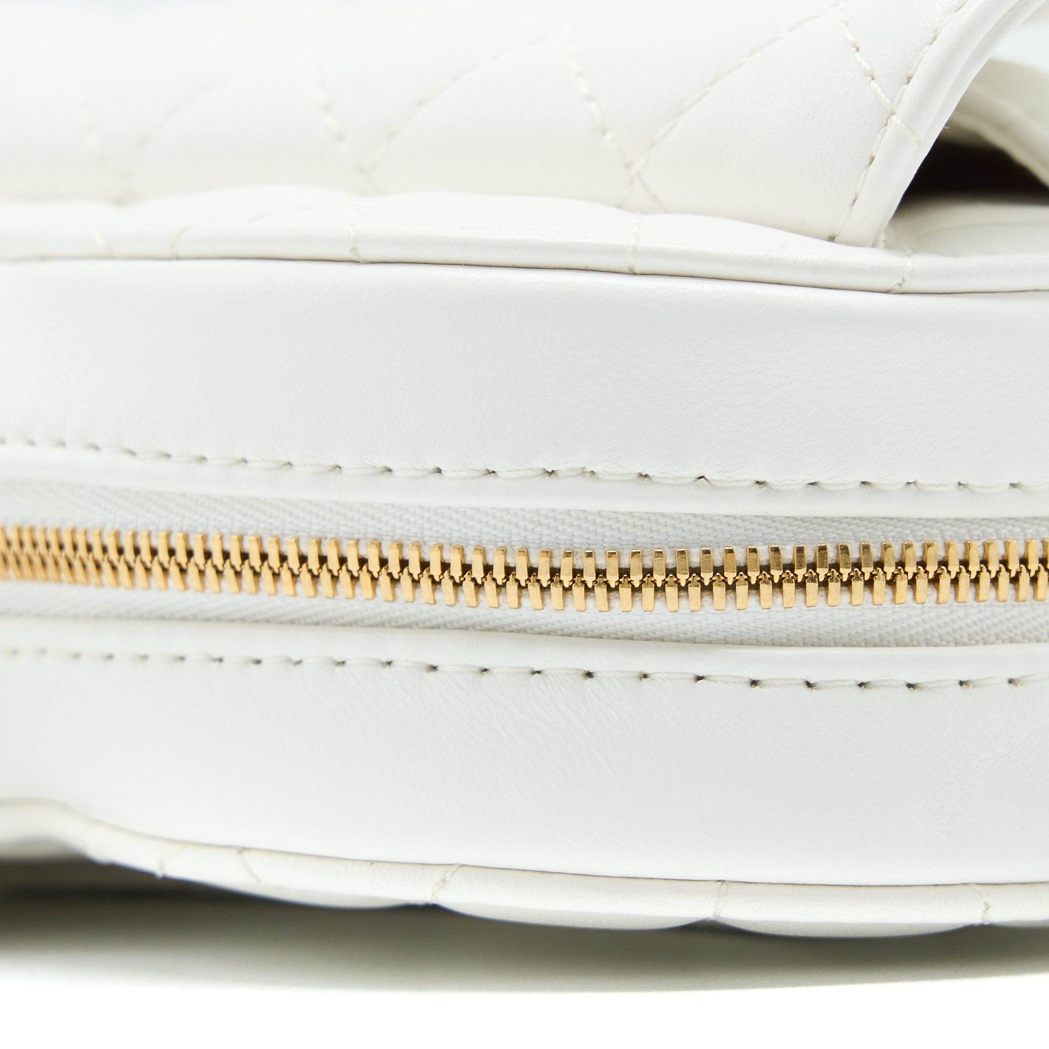 CHANEL 22S HEART BAG LAMBSKIN WHITE LGHW (MICROCHIP)