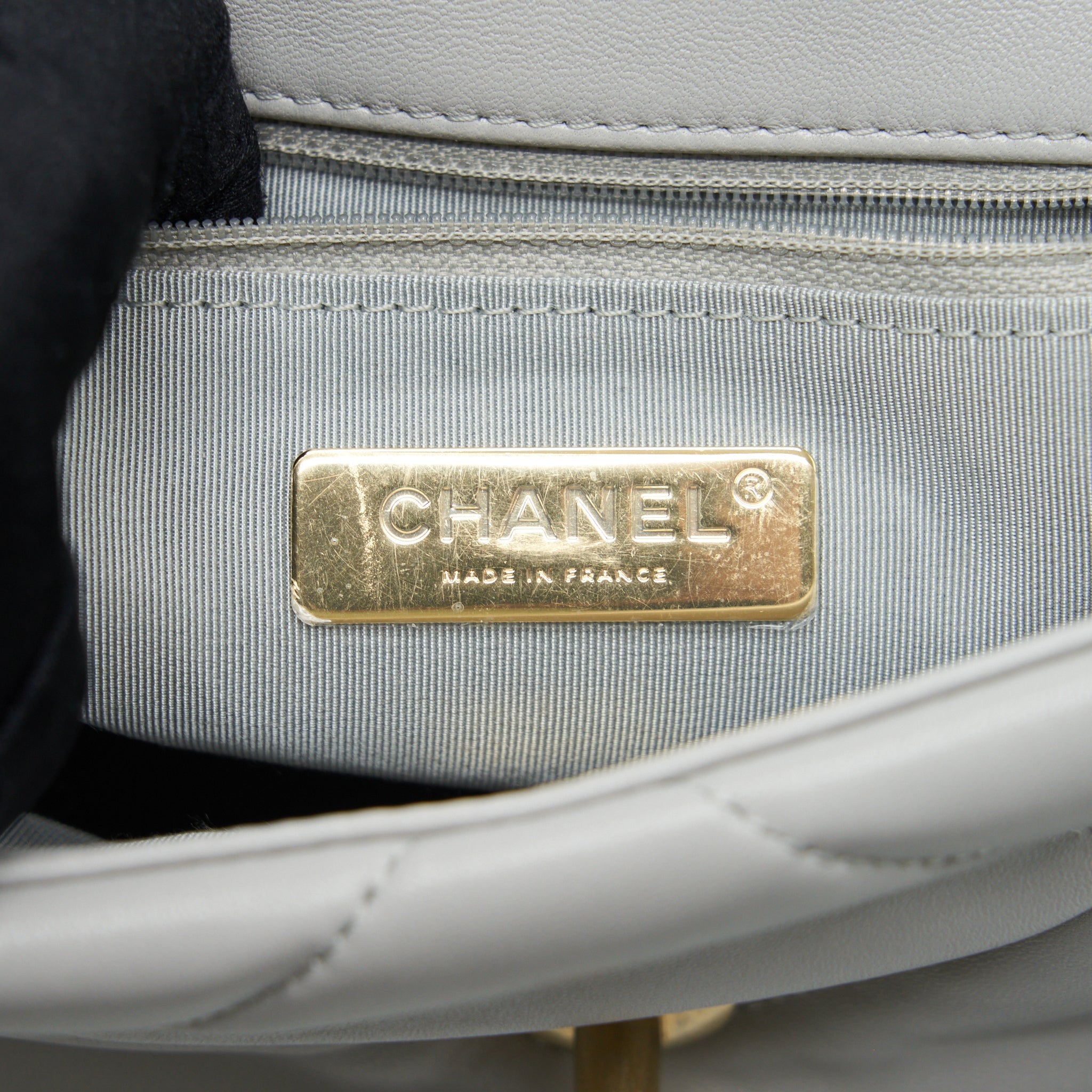 CHANEL SMALL 19 BAG LAMBSKIN LIGHT GREY WITH MULTICOLOUR HARDWARE (MICROCHIP)