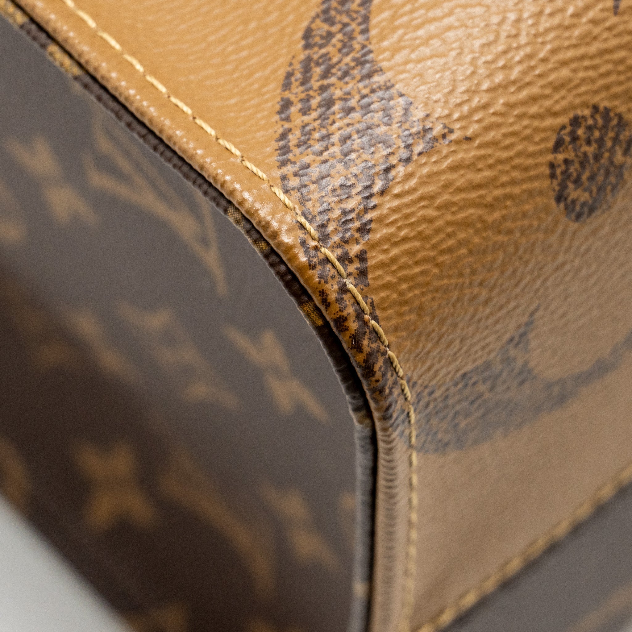 LOUIS VUITTON ONTHEGO MM MONOGRAM CANVAS GHW