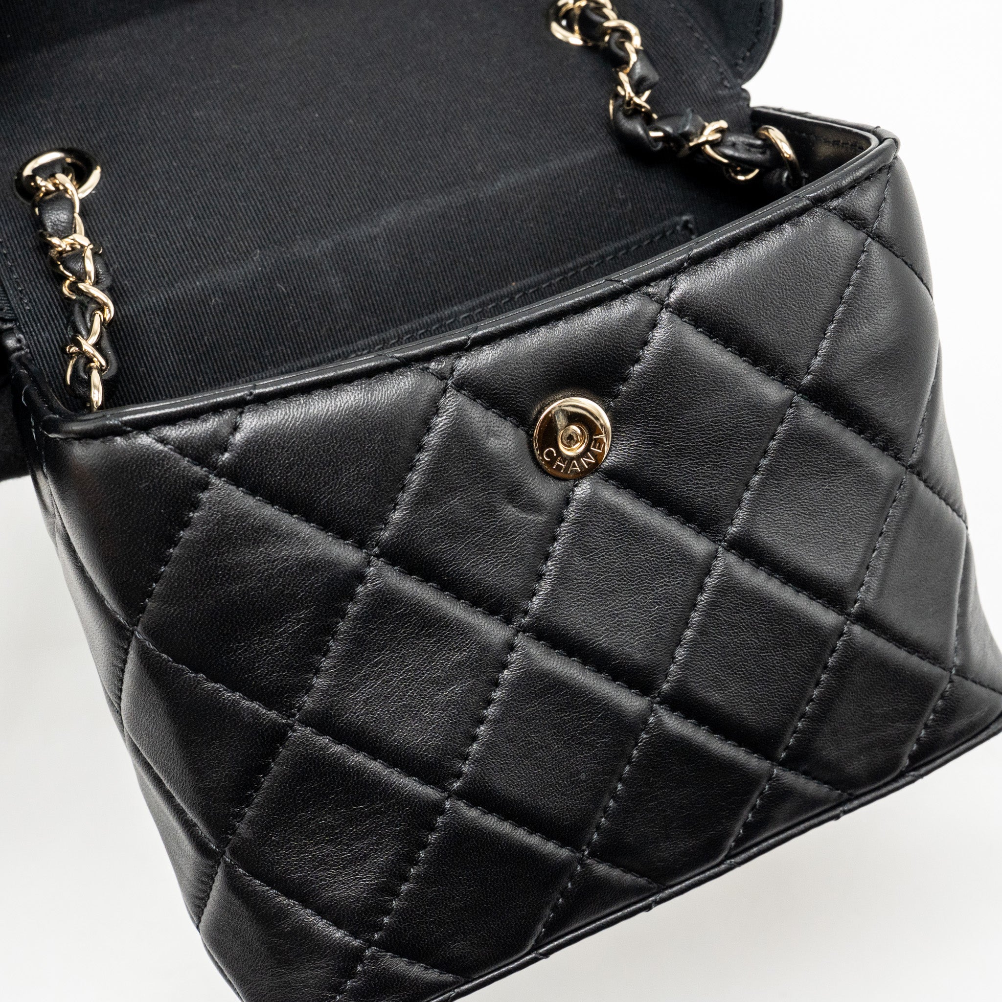 CHANEL FLAP VANITY WITH CHAIN LAMBSKIN BLACK LGWH (MICROCHIP)