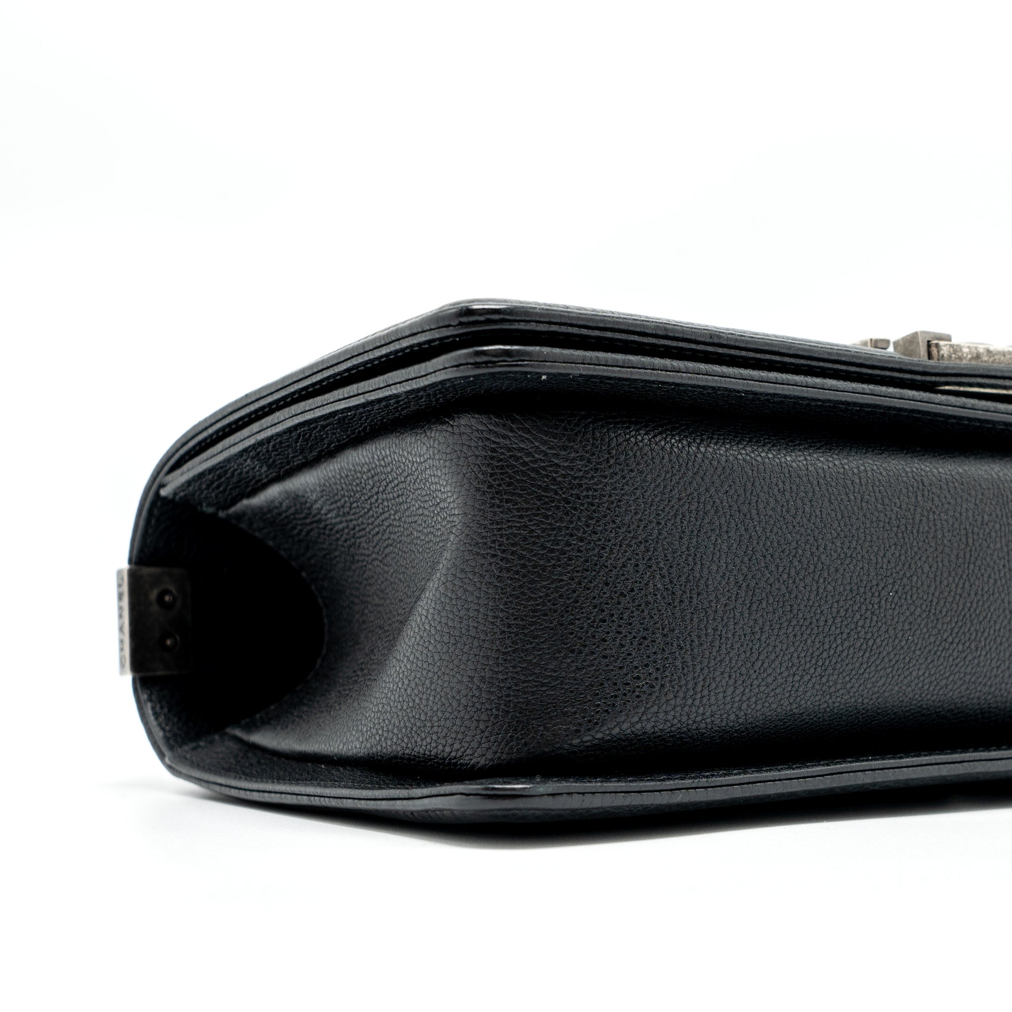 CHANEL MEDIUM BOY BAG GRAINED CALFSKIN BLACK RUTHENIUM HARDWARE