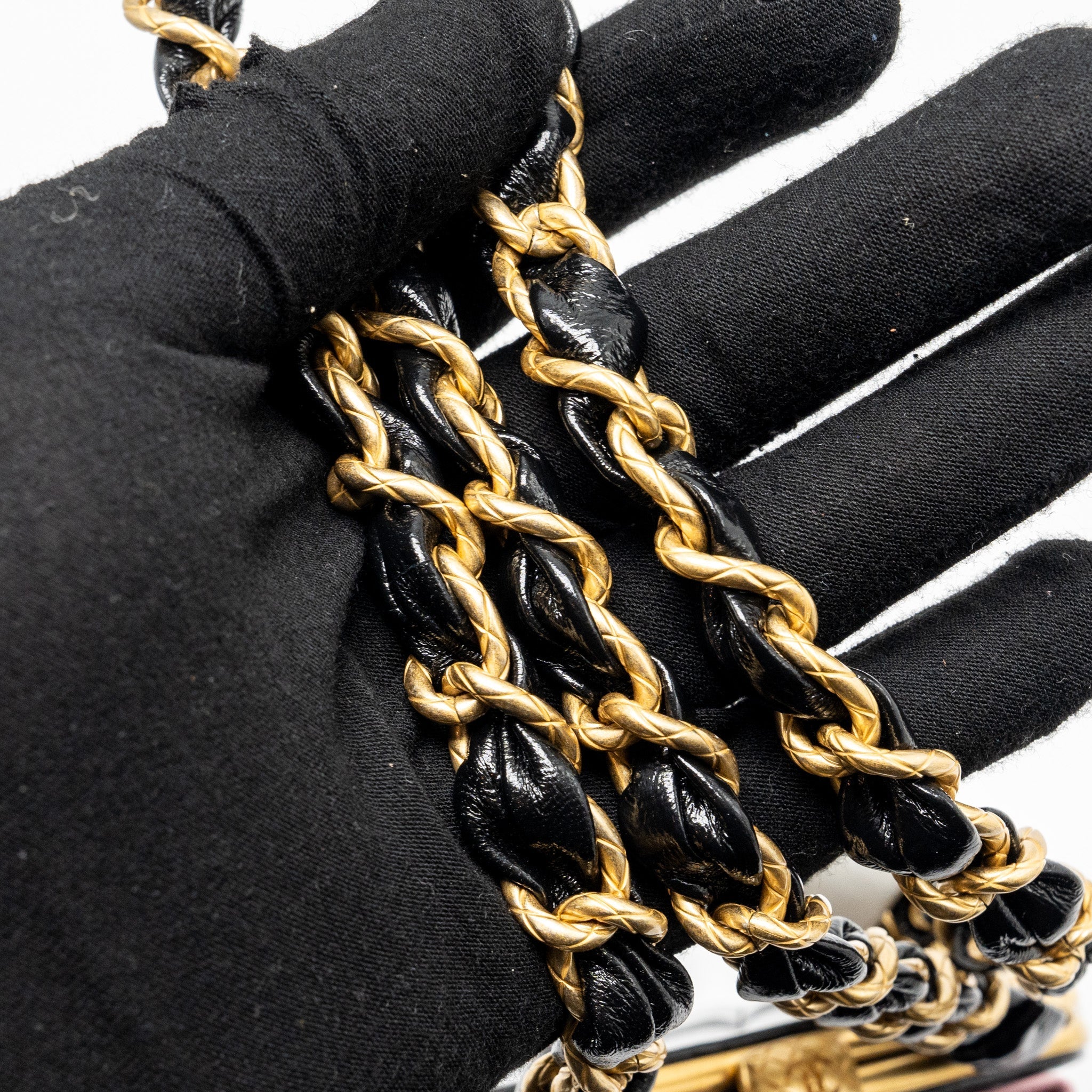 CHANEL 24A BOWKNOT CLUTCH WITH CHAIN PATENT CRUMPLED LAMBSKIN/SHINY LAMBSKIN BLACK/PINK GHW (MICROCHIP)