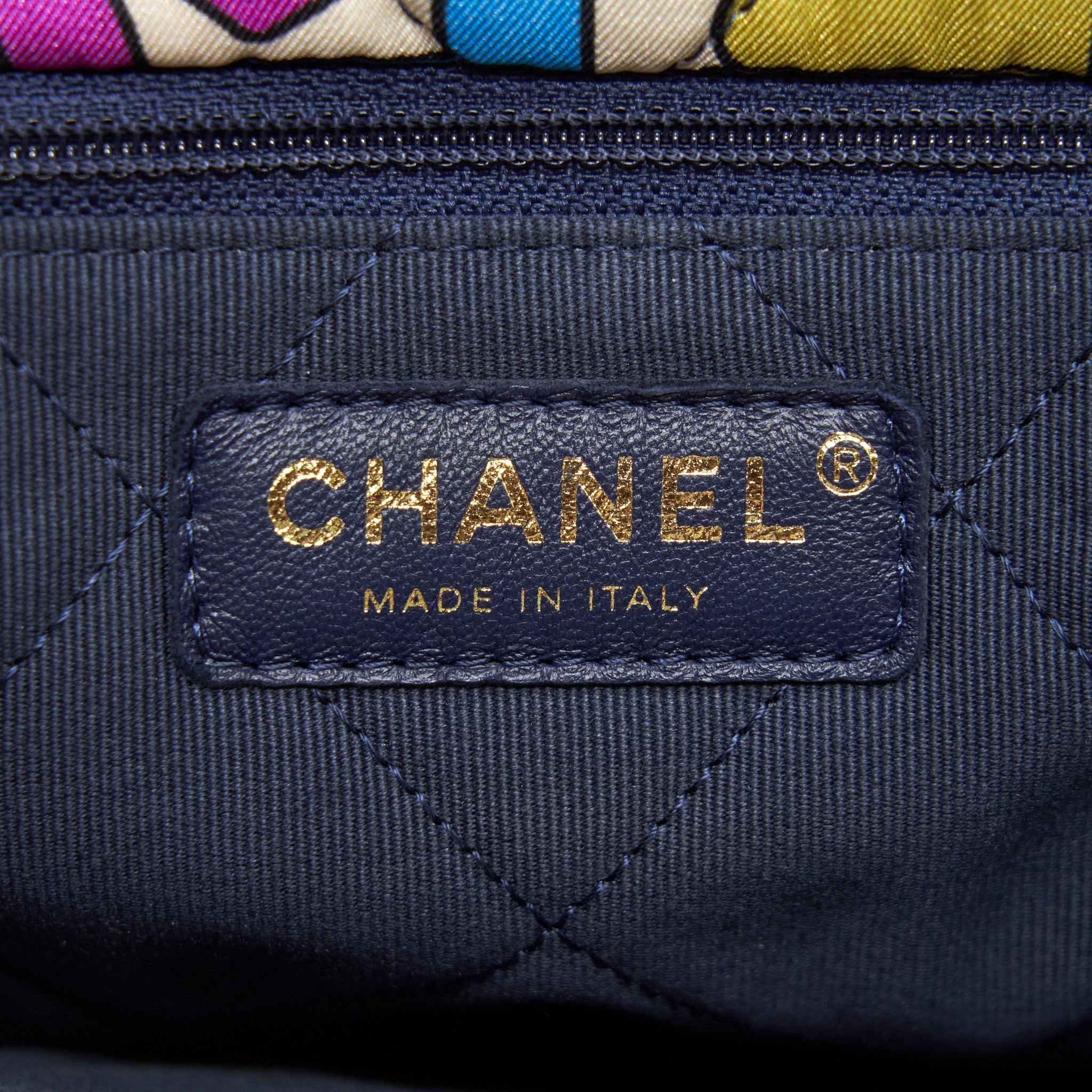 CHANEL 21K PRINTED BARRICADES QUILTED LOGO SHOPPING TOTE BAG MULTICOLOUR LGHW