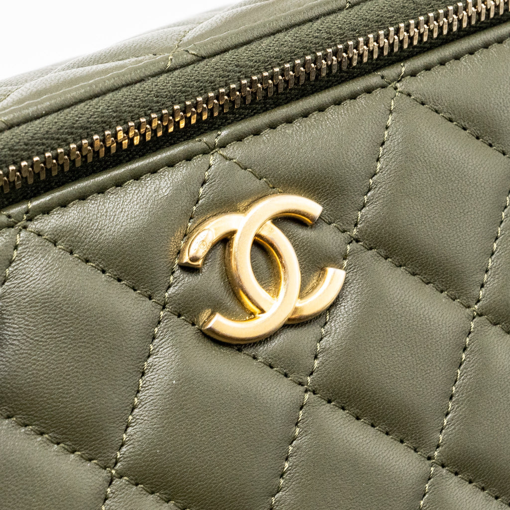 CHANEL DETAIL TOP HANDLE LONG VANITY WITH CHAIN LAMBSKIN DARK GREEN GHW (MICROCHIP)
