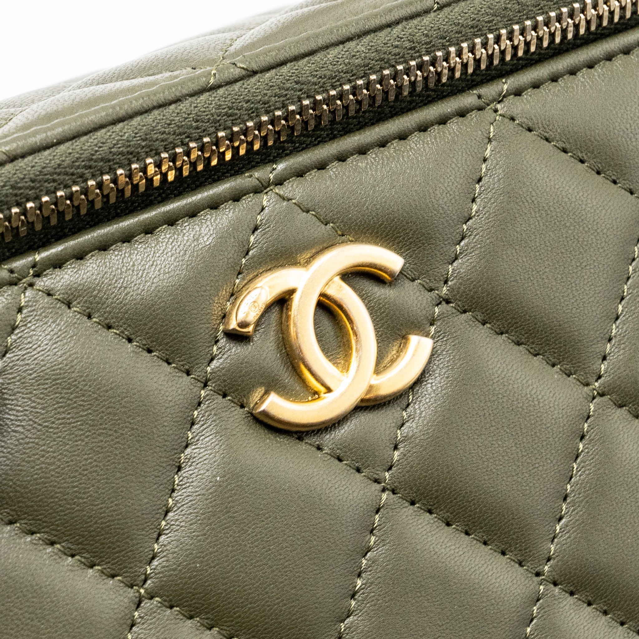 CHANEL DETAIL TOP HANDLE LONG VANITY WITH CHAIN LAMBSKIN DARK GREEN GHW (MICROCHIP)