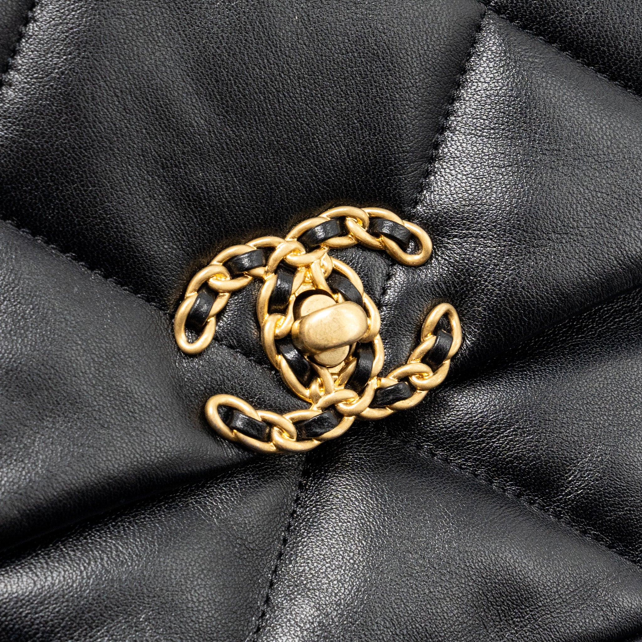 CHANEL SMALL 19 BAG LAMBSKIN BLACK MULTICOLOUR HARDWARE (MICROCHIP)