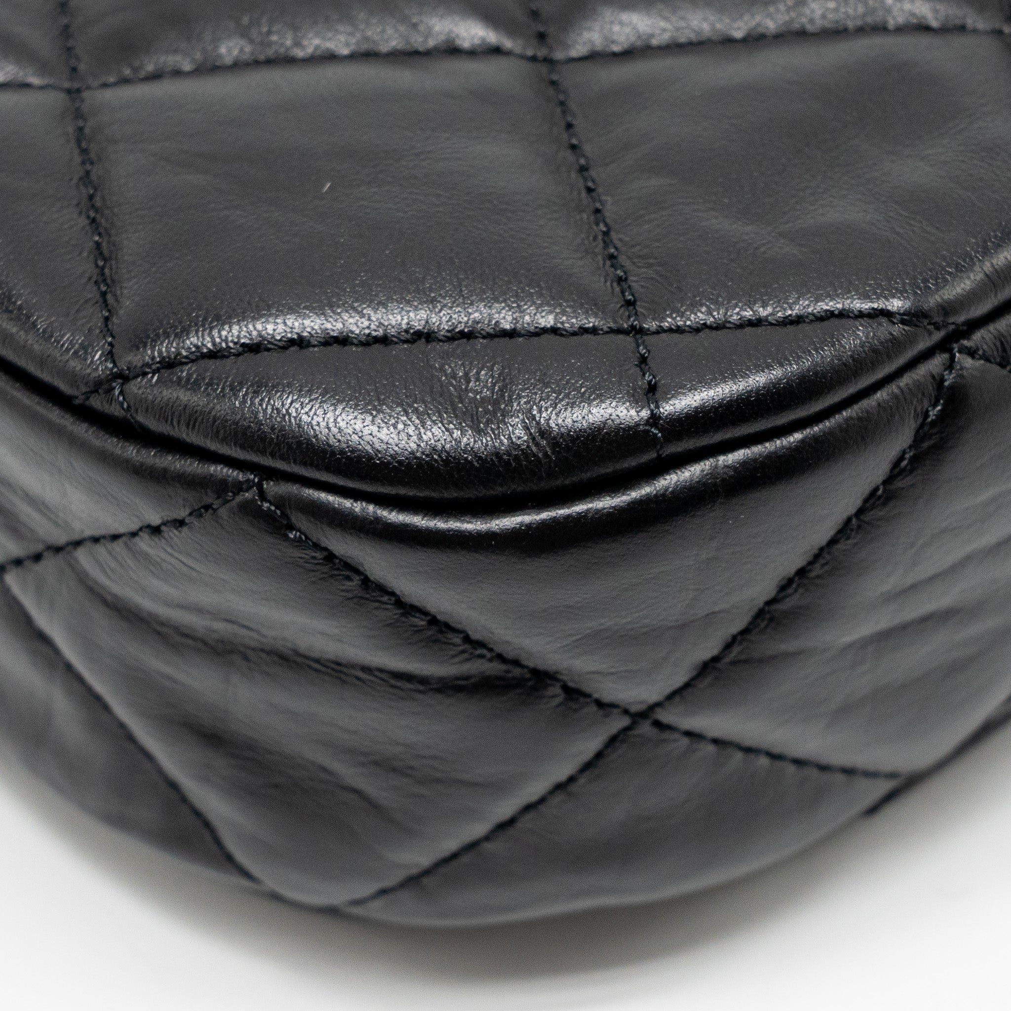 CHANEL 23K 19 HOBO SHOULDER BAG CALFSKIN BLACK GHW (MICROCHIP)