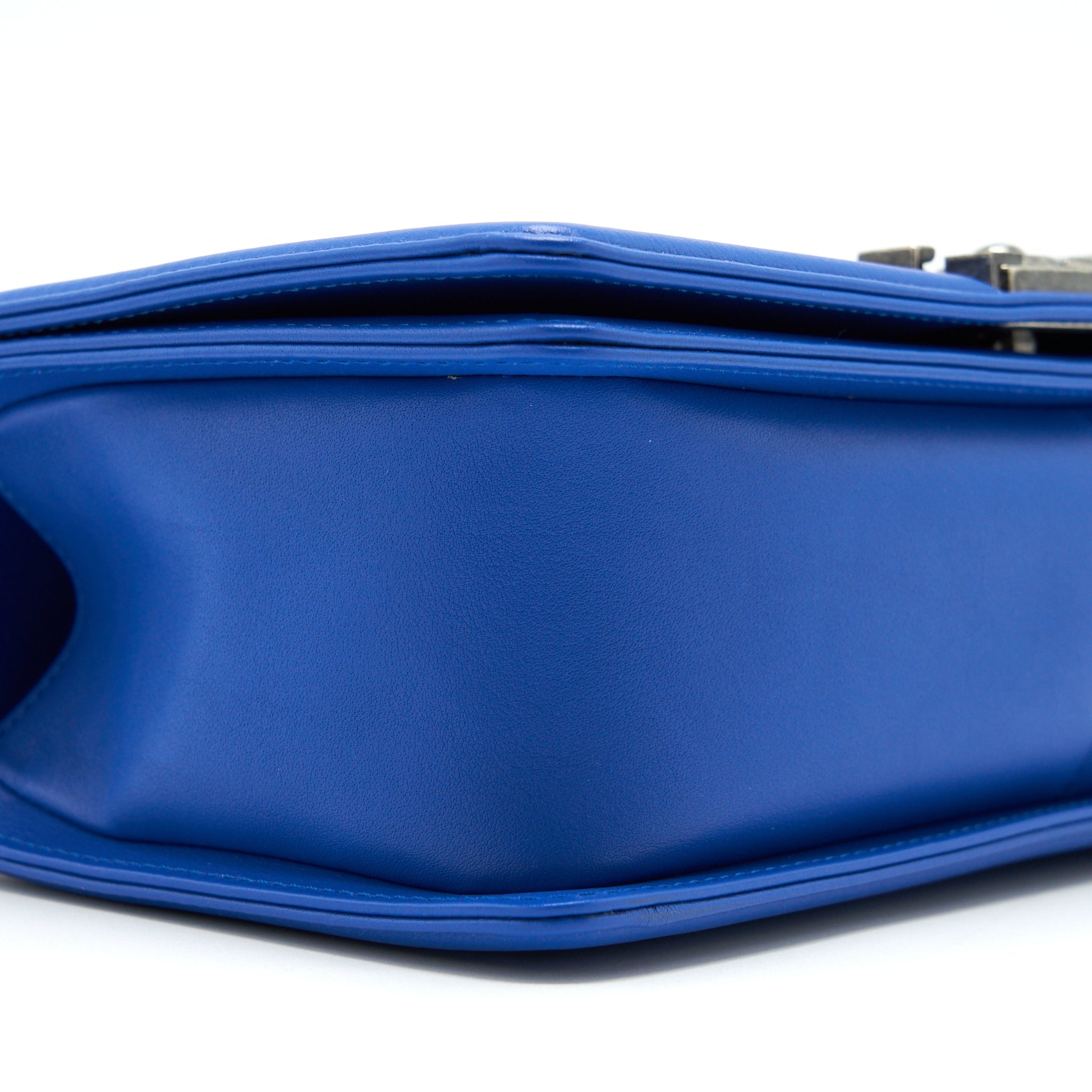 CHANEL MEDIUM CHEVRON BOY BAG LAMBSKIN BLUE RUTHENIUM HARDWARE