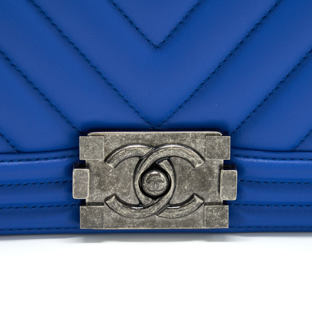 CHANEL MEDIUM CHEVRON BOY BAG LAMBSKIN BLUE RUTHENIUM HARDWARE