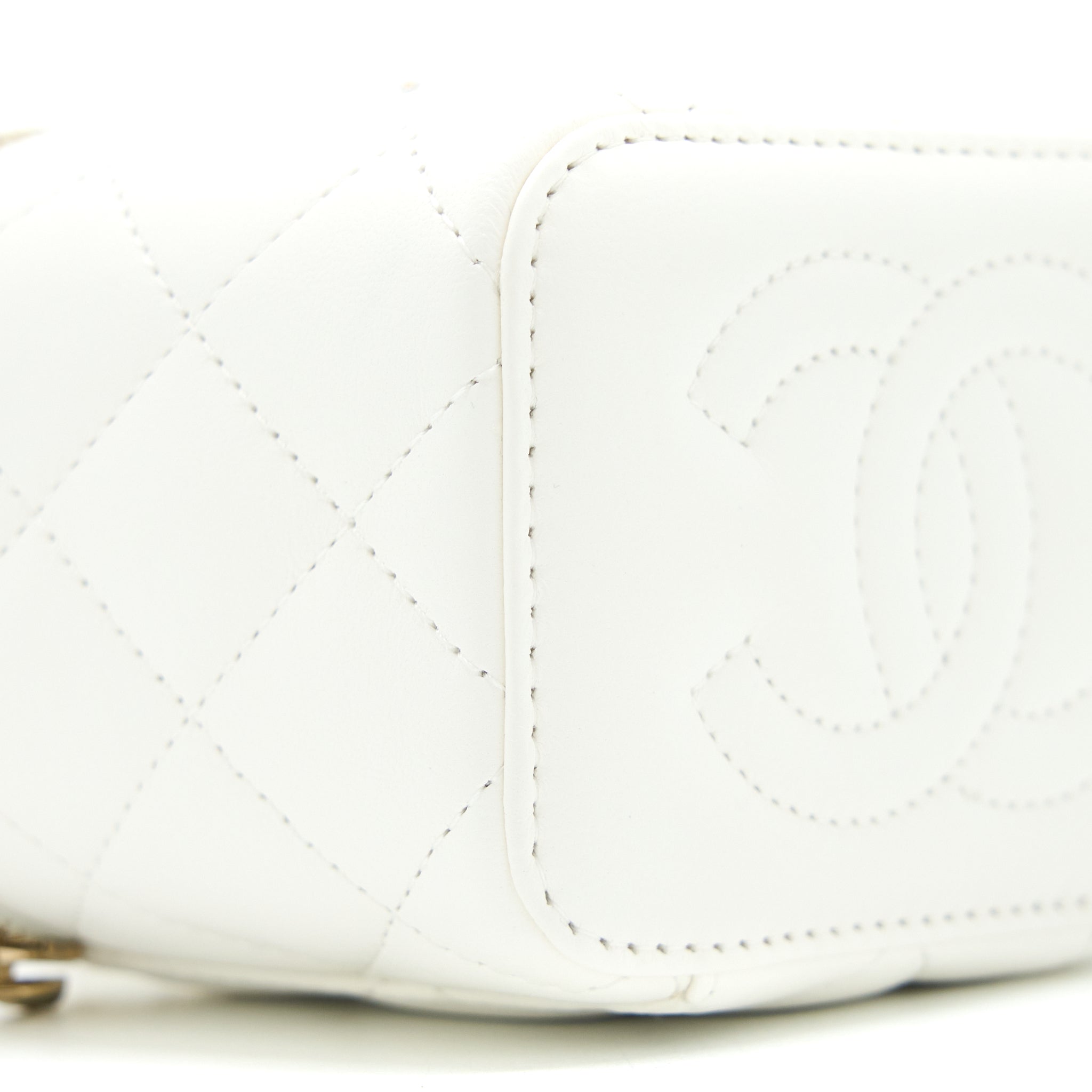 CHANEL 23C PEARL CRUSH MINI VANITY WITH CHAIN LAMBSKIN WHITE LGHW (MICROCHIP)