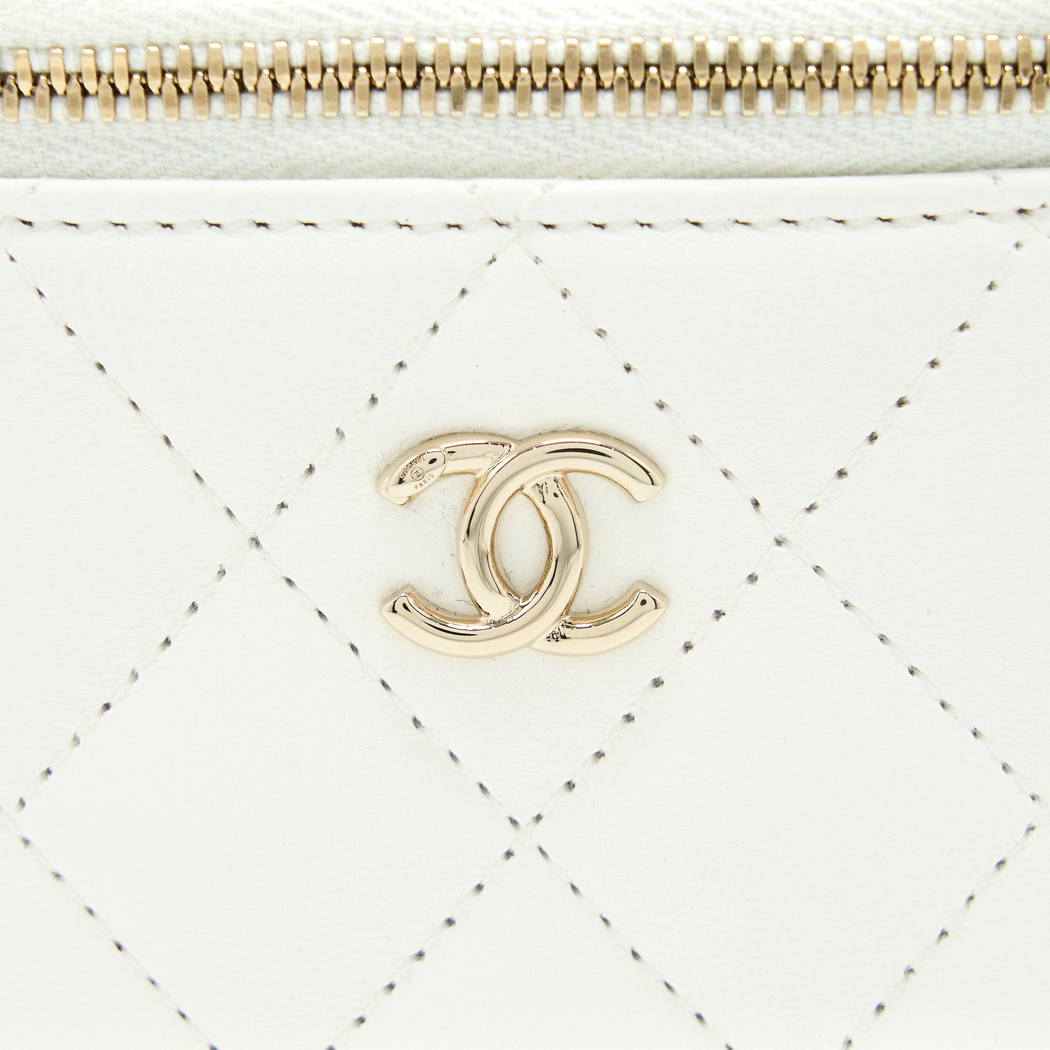 CHANEL 23C PEARL CRUSH MINI VANITY WITH CHAIN LAMBSKIN WHITE LGHW (MICROCHIP)