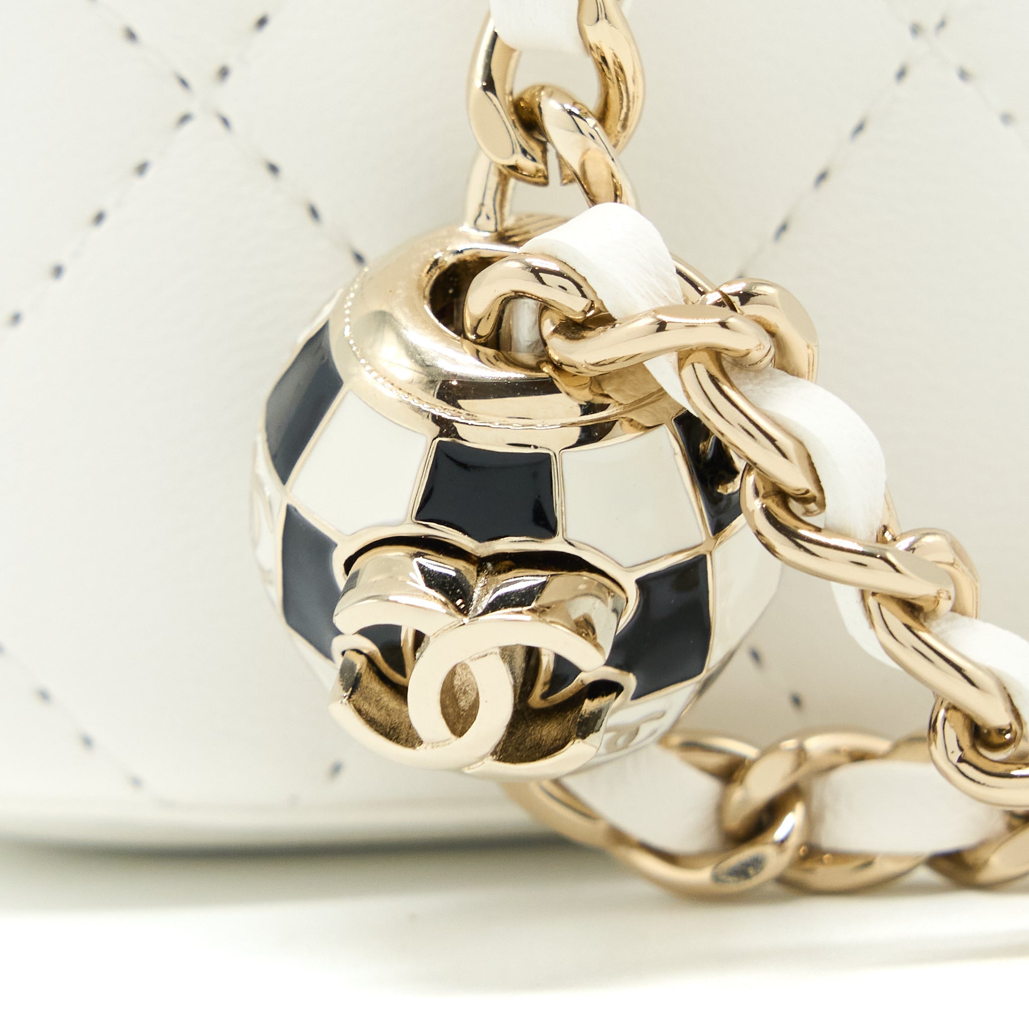 CHANEL 23C PEARL CRUSH MINI VANITY WITH CHAIN LAMBSKIN WHITE LGHW (MICROCHIP)