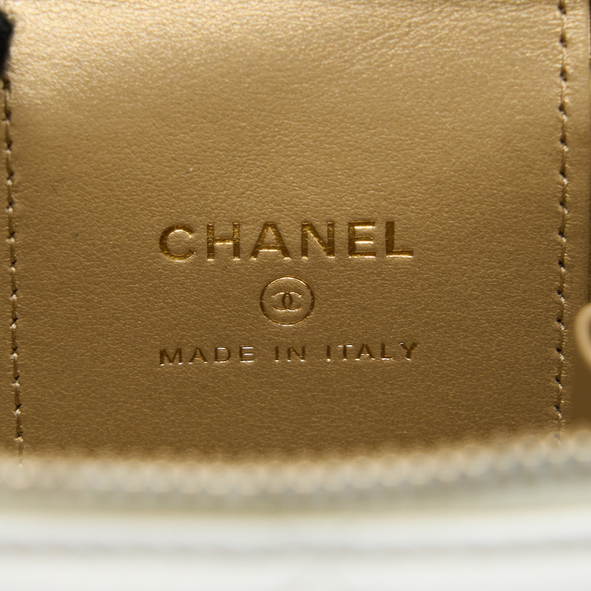 CHANEL 23C PEARL CRUSH MINI VANITY WITH CHAIN LAMBSKIN WHITE LGHW (MICROCHIP)